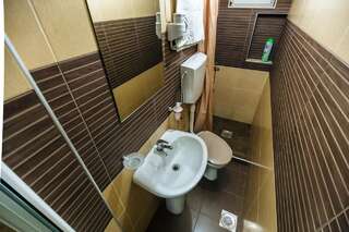 Гостевой дом Guest House Radonjic Подгорица Двухместный номер с 2 отдельными кроватями и общей ванной комнатой-4