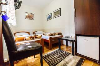 Гостевой дом Guest House Radonjic Подгорица Двухместный номер с 2 отдельными кроватями и общей ванной комнатой-9