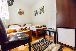 Гостевой дом Guest House Radonjic Подгорица Двухместный номер с 2 отдельными кроватями и общей ванной комнатой-10