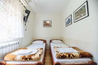 Гостевой дом Guest House Radonjic Подгорица Двухместный номер с 2 отдельными кроватями и общей ванной комнатой-13