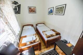 Гостевой дом Guest House Radonjic Подгорица Двухместный номер с 2 отдельными кроватями и общей ванной комнатой-14